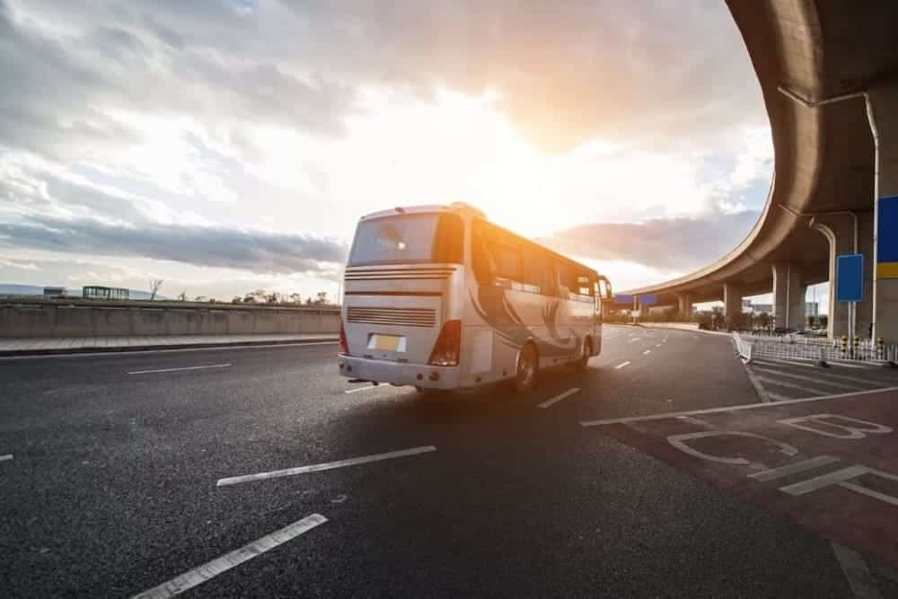 autobús en carretera en el ocaso